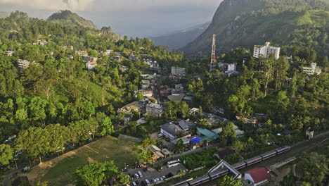 Ella-Sri-Lanka-Antena-V6-Cinematográfica-Vista-Aérea-Drone-Sobrevuelo-De-La-Estación-De-Tren-Que-Captura-Una-Encantadora-Ciudad-De-Montaña,-Calles-Estrechas-Y-Valles-Verdes-Al-Atardecer---Filmada-Con-Mavic-3-Cine---Abril-De-2023