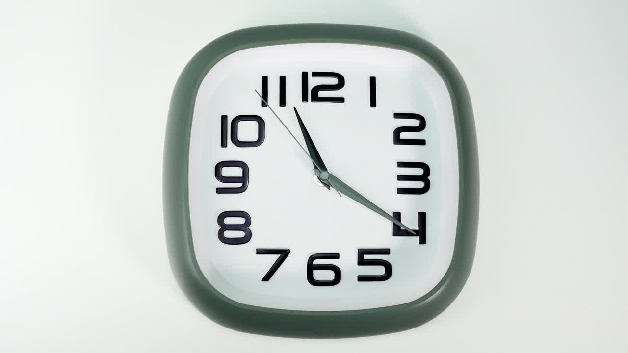 el reloj de pared gris dice la hora 11 horas y 20 minutos.