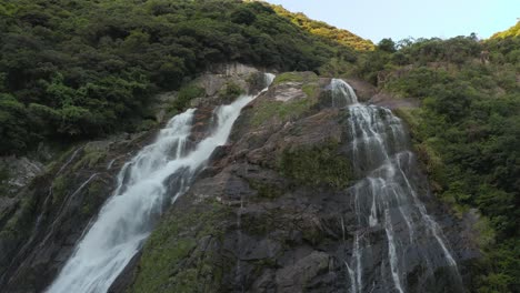 Cascada-De-Ohko-En-Yakushima-Japón,-Toma-Panorámica-Aérea