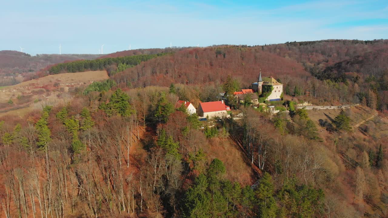 drone sobre un castillo rural en alemania
