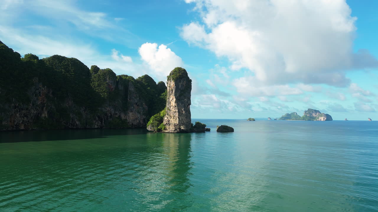 Ripresa aerea lungo la costa di Ao Nang, Distretto di Krabi, Thailandia.