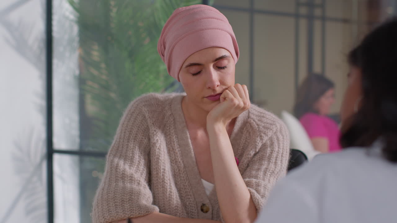 乳がんの化学療法を受けている女性 頭巾をかぶっている女性 腫科医や医師との会合