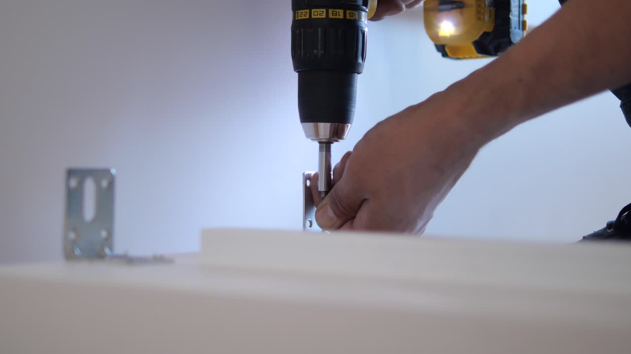 전기 드릴로 가구를 조립하는 것