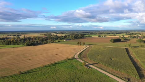 Campos-De-Agricultura-Biológica-Con-Maíz-Y-Tierra-Cultivable,-Vista-Aérea-En-Hora-Dorada