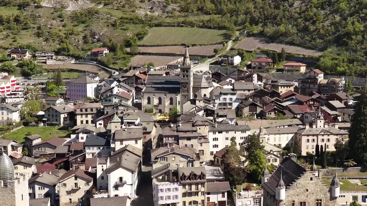 Leuk historische mittelalterliche Stadt Rhônetal Kanton Wallis, Schweiz Luftbild Drohnenlandschaft