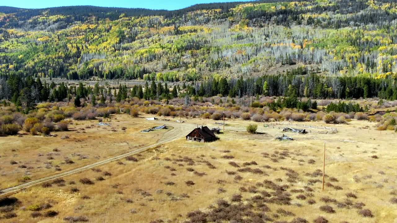 산을 배경으로 들판에 있는 오두막 주변의 시간 경과