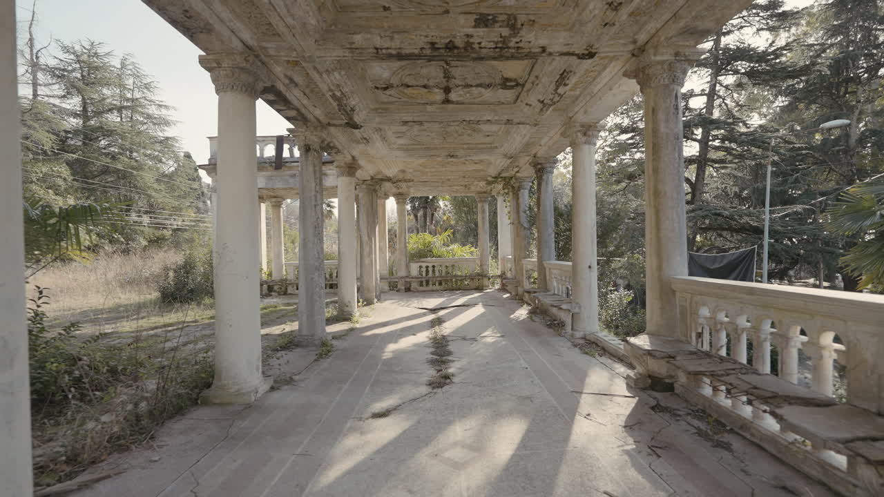 заброшенная колоннадная тропа в руинах