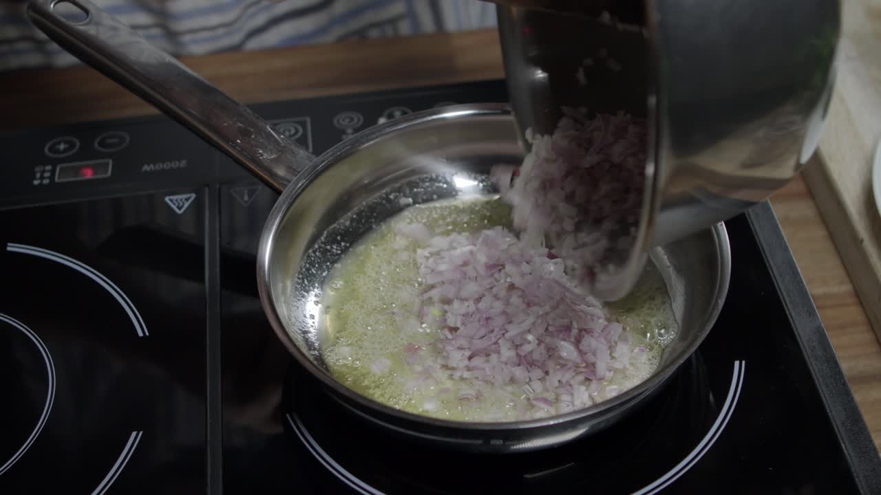 고기 소스 혼합물에 양파를 추가, 파리 버터에 커피