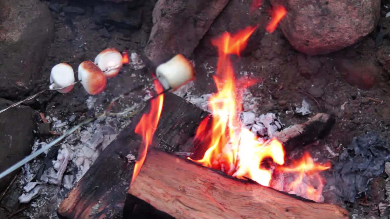 마시멜로를 굽는 야영객의 클로즈업
