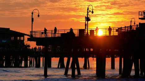 silueta del atardecer en un muelle