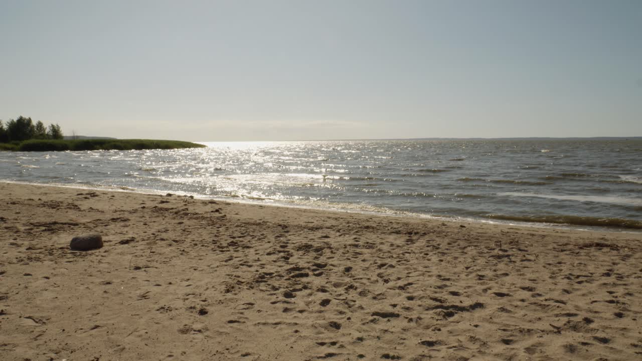 Havoverfladen glimter i solnedgangslyset, strand i Frombork, Nordpolen - vidvinkelbillede