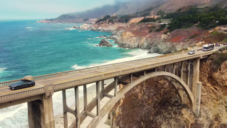 Westkaliforniens-Big-Sur-Und-Rocky-Creek-Bridge-Von-Oben-Gesehen