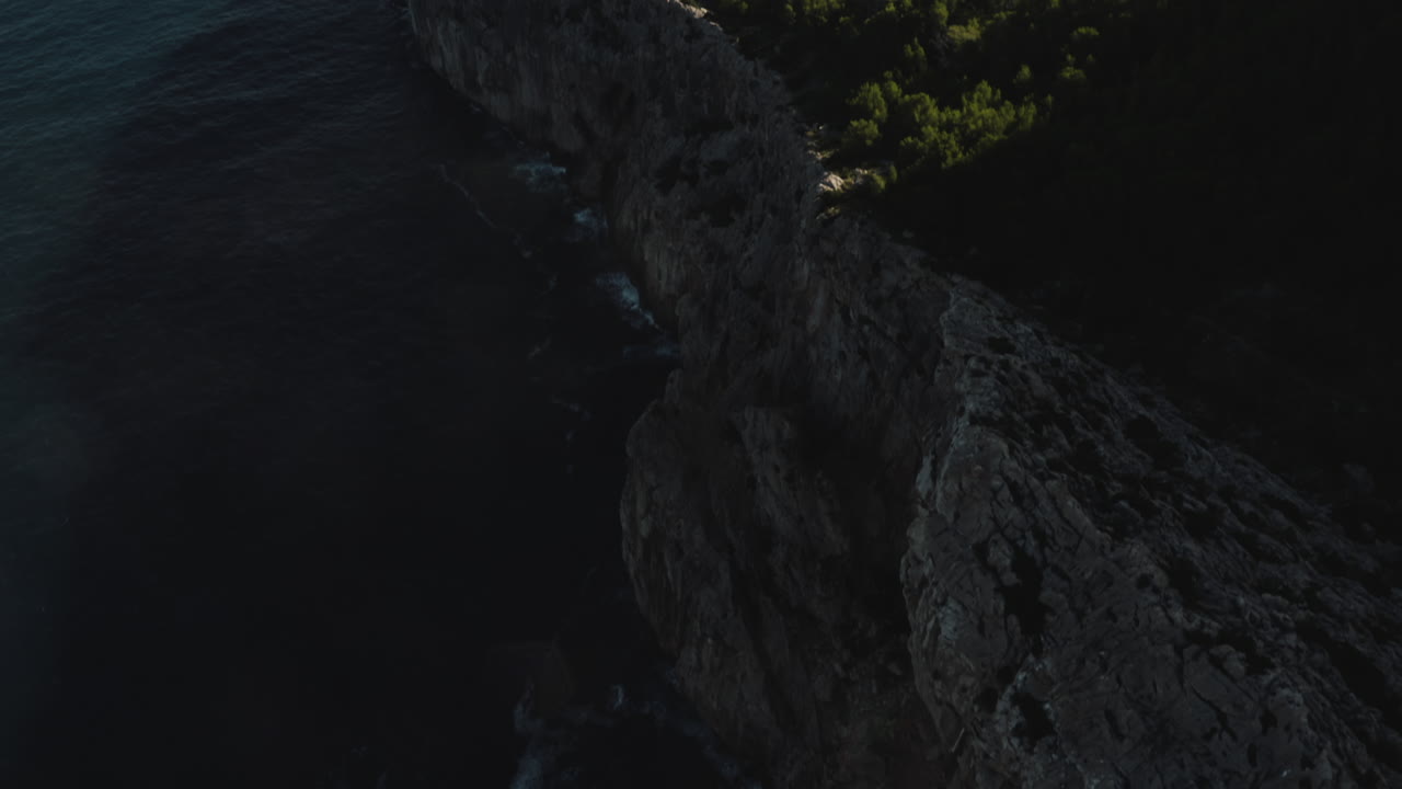 съемка с дрона восхода солнца над скалами по пути на кап форментор, майорка