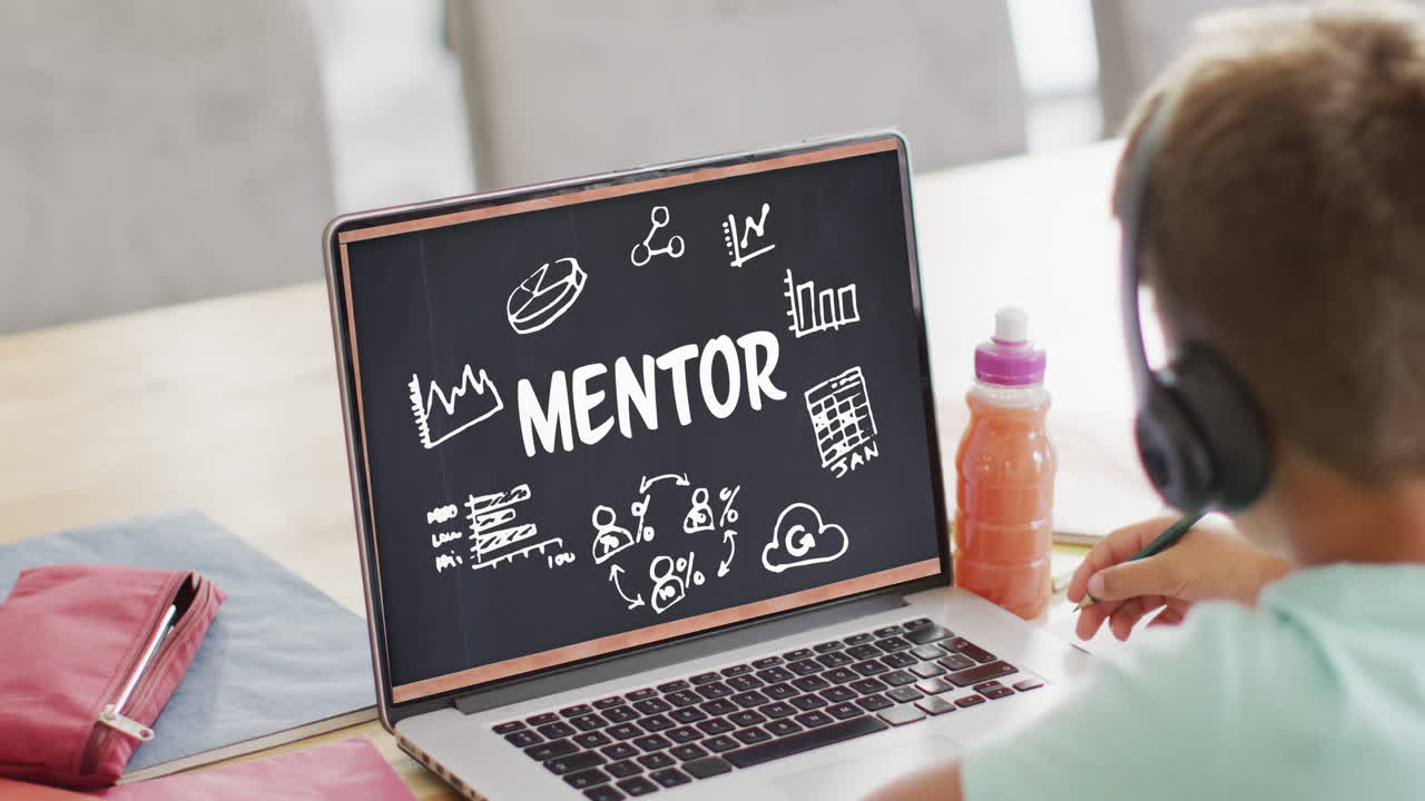 스크린에 멘토 텍스트와 아이콘을 가진 노트북을 사용하는 아프리카계 미국인 소녀