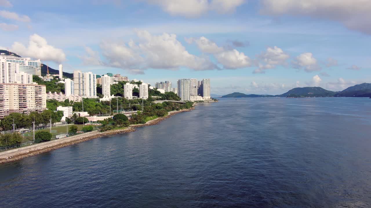 텔레그래프 베이 지역에 있는 홍콩 워터프론트 주거 고급 고층 빌딩의 조감도