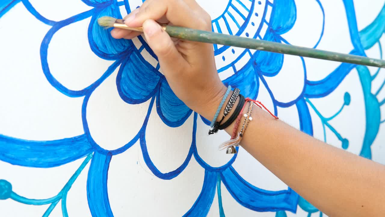 niña dibujo pintura mandala en la pared