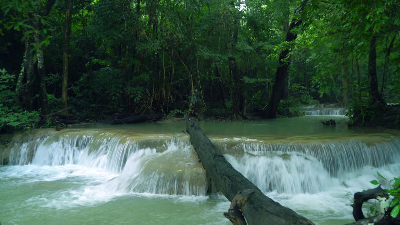 Bella cascata di Erawan a Kanchanaburi in Thailandia