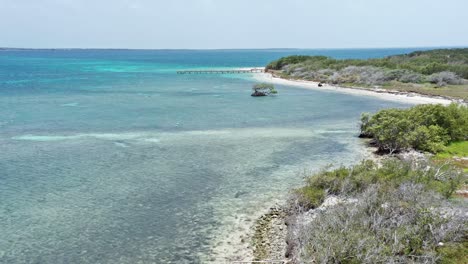 Drone-Volando-Sobre-Las-Aguas-Caribeñas-De-Isla-Cabra,-Montecristi-En-República-Dominicana