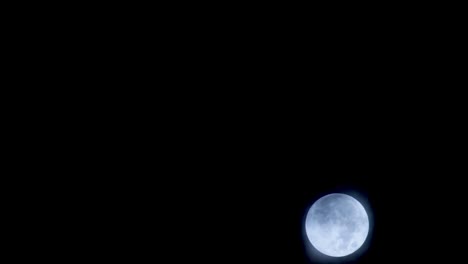 luna llena con nubes negras en movimiento