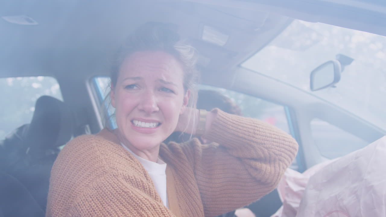 여성 운전자가 휘파람 부상을 입은 자동차 사고에 휘말린 부부