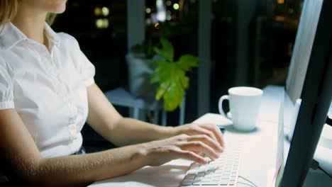 Businesswoman-working-over-computer