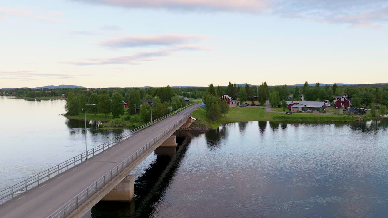 스웨덴 북부 라플란드의 경치 좋은 호수 위의 다리를 따라 드론 비행