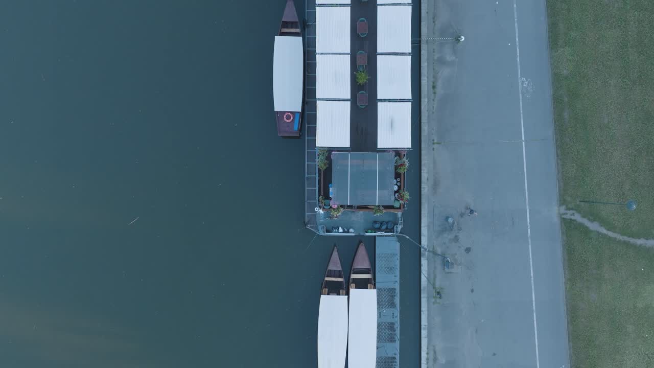 해가 뜨는 크라코프 폴란드 비스 ⁇ 라 강의 공중 드론 촬영