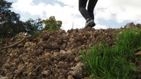 mujer trepando tierra y rocas. estático