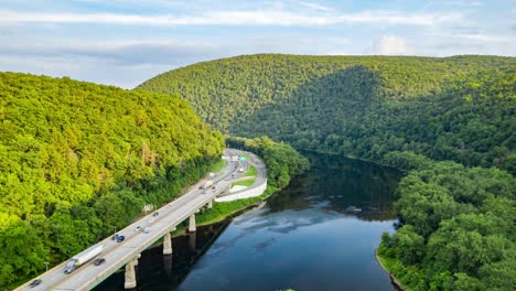 Zeitraffer-Aus-Der-Luft,-Delaware-River-Und-Berge-Und-Brücke,-Delaware-Water-Gap