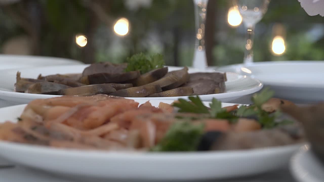 포커스 크로스 의 접시 에 있는 고기 와 생선