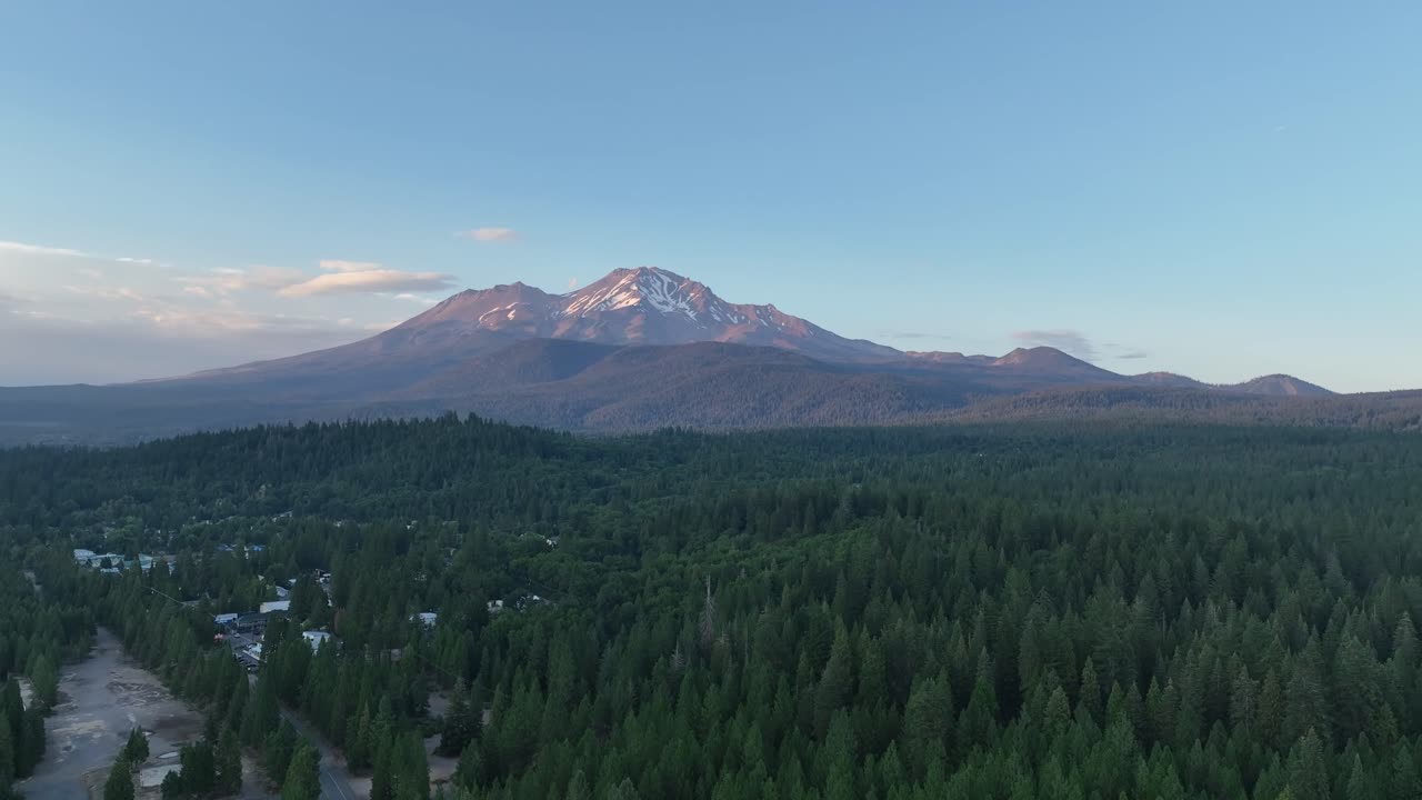 Vista aerea del Monte Shasta, California settentrionale, con fitte foreste