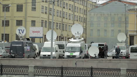 Geparkter-Satellitenfernsehwagen