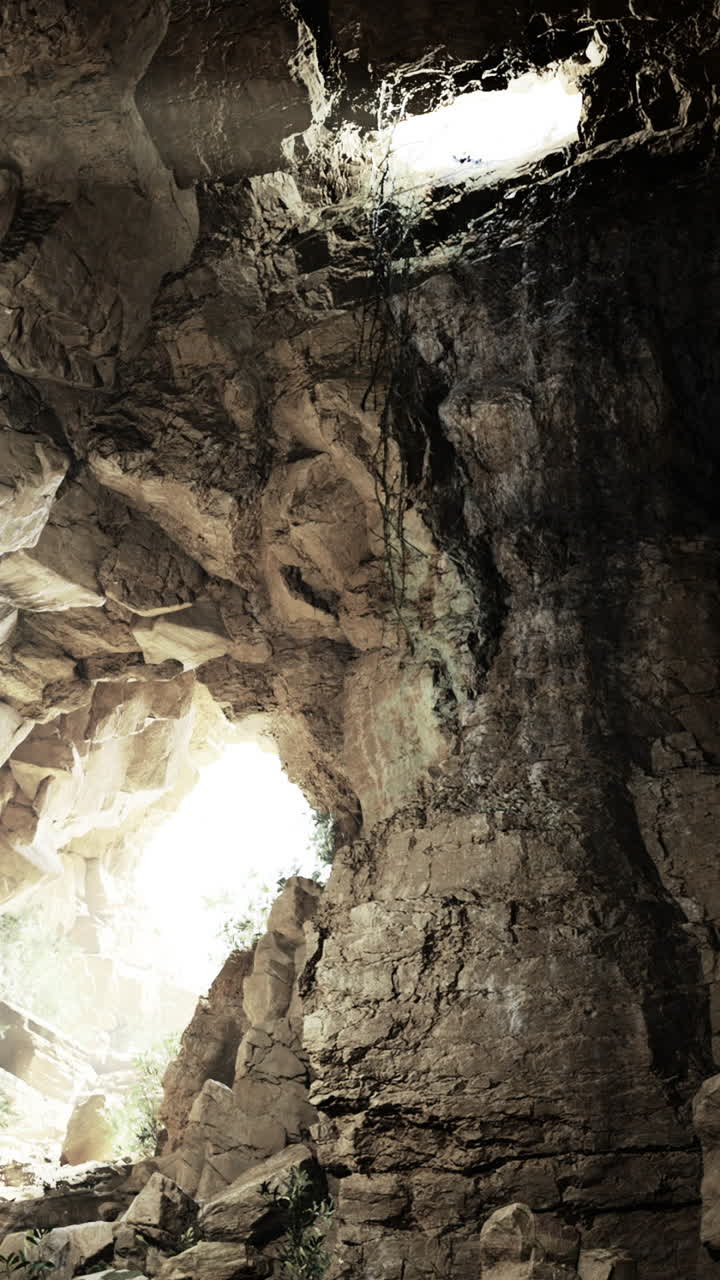 Grotta naturale con luce che filtra dalle aperture a mezzogiorno