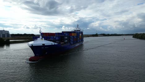 Umlaufbahn-Um-Großes-Frachtschiff-Mit-Gestapelten-Marinecontainern,-Die-Auf-Dem-Fluss-Segeln