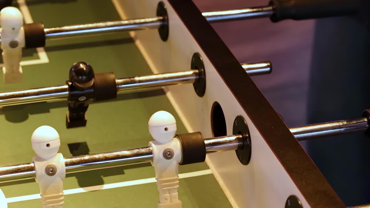 jugadores que participan en un partido de futbolín