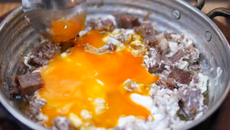 desayuno turco con huevos revueltos y carne