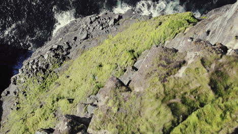 Vista-De-Pájaro-En-Cámara-Lenta-De-Los-Famosos-Acantilados-De-Moher,-Irlanda-En-Un-Día-Soleado