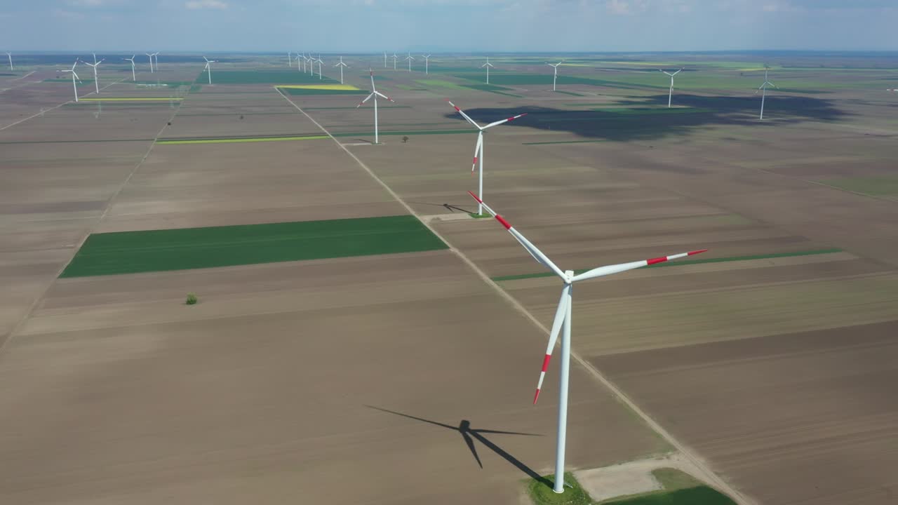 여러 풍력 공장, 풍력 발전기, 터빈, 운동 에너지를 변환하여 재생 가능한 깨한 에너지를 생산하는 항공 사진