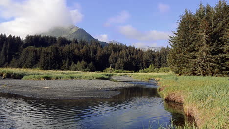 Un-Fotógrafo-De-Naturaleza-Y-Vida-Silvestre-Se-Dirige-A-La-Naturaleza-Salvaje-De-La-Isla-De-Kodiak,-Alaska,-Para-Una-Sesión-De-Fotos