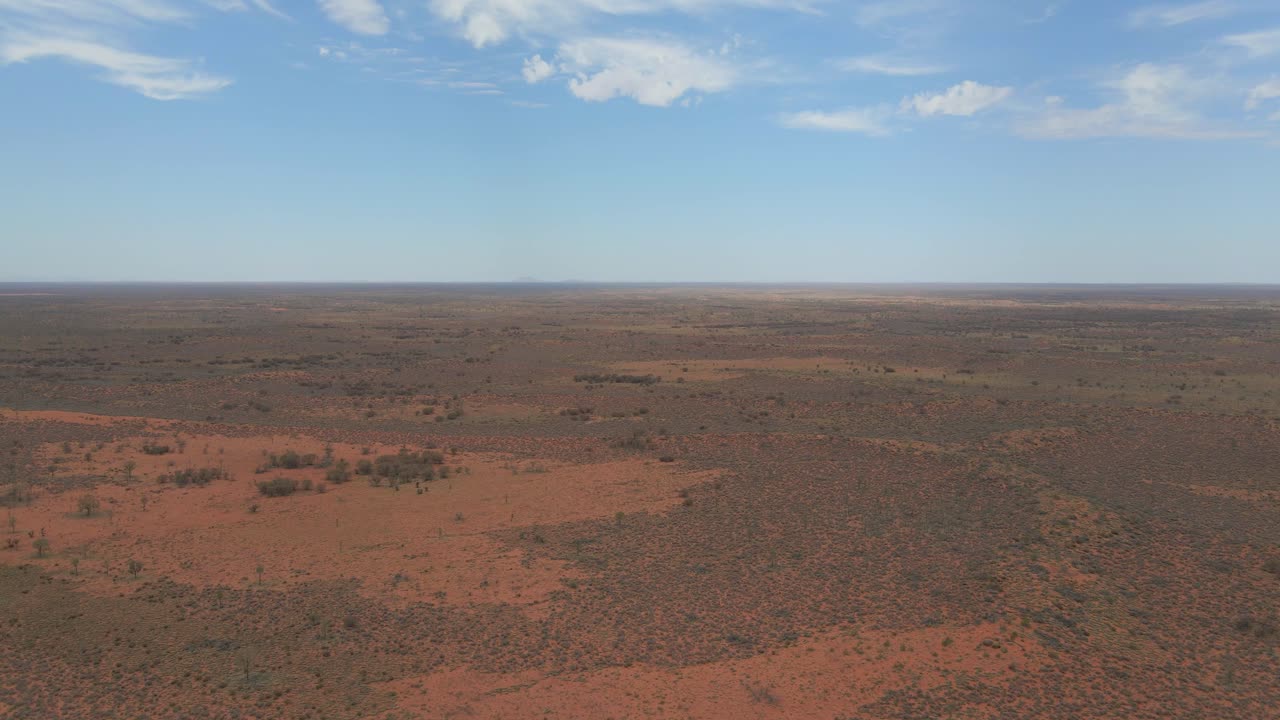 Avustralya'daki Kata Tjuta Milli Parkı'nın kızıl manzarası - Havadan görünüm