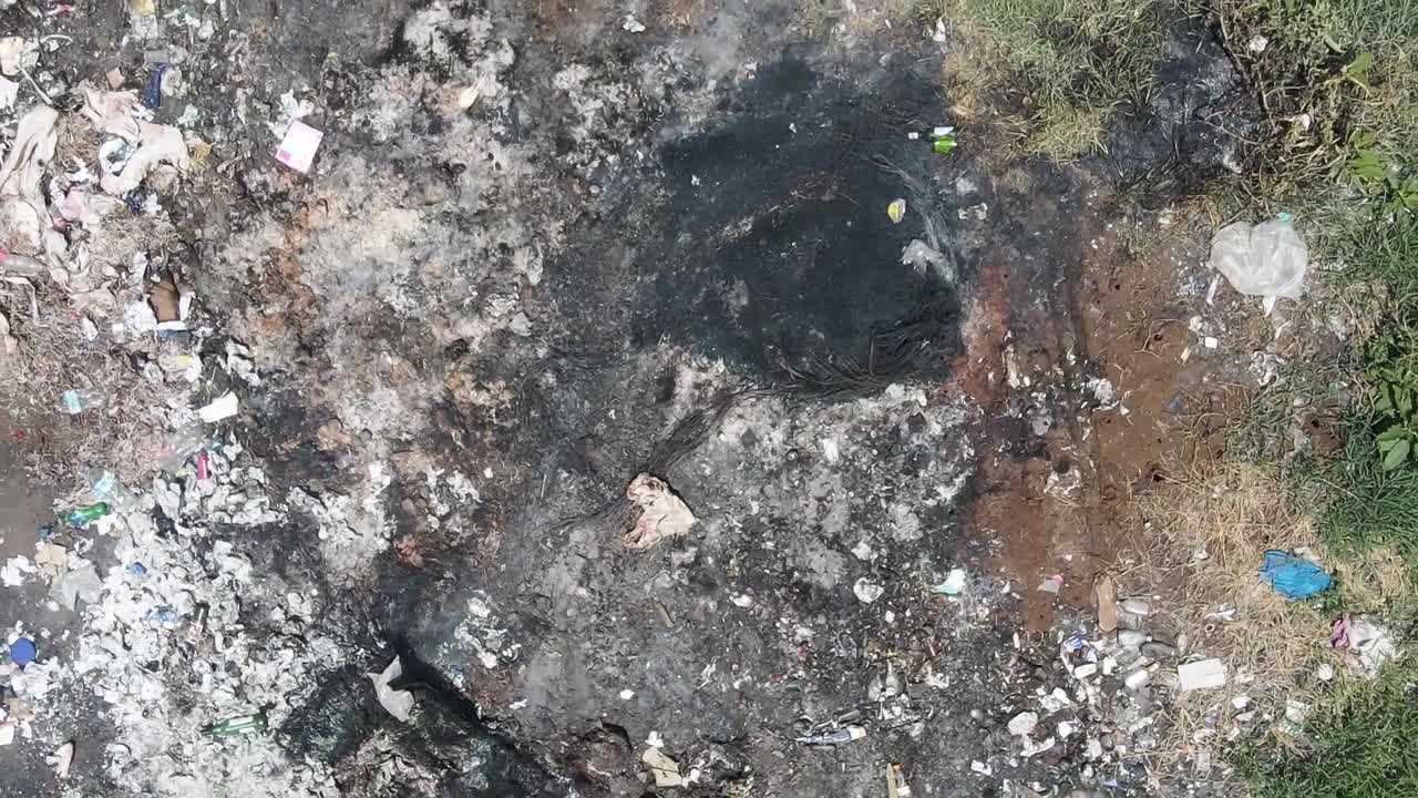 쓰레기 수거장에서 타는 오염 물질의 무인 항공기 보기