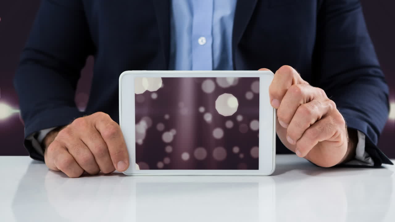 цифровая анимация бизнесмена с ноутбуком 4k