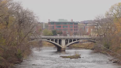 Puente-De-Piedra-Que-Cruza-Un-Río-Oscuro-Y-Rápido-1