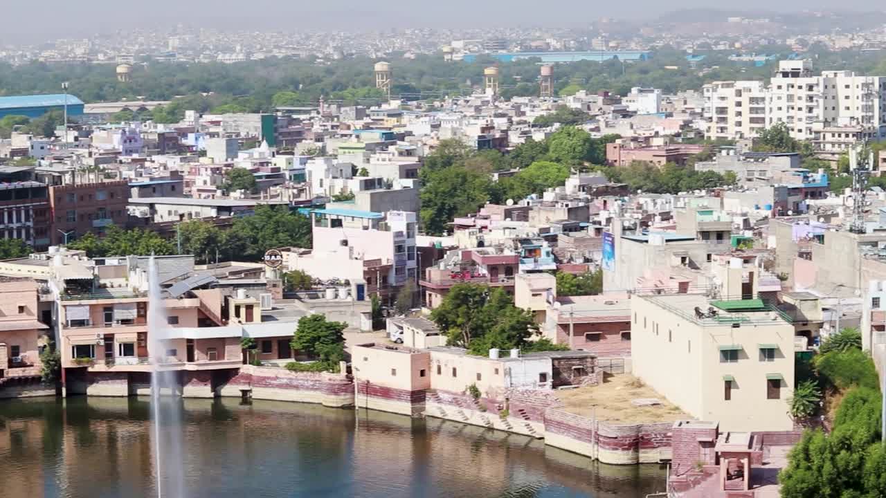 vista del paisaje urbano de la ciudad llena de gente por la mañana desde un ángulo plano con cielo plano