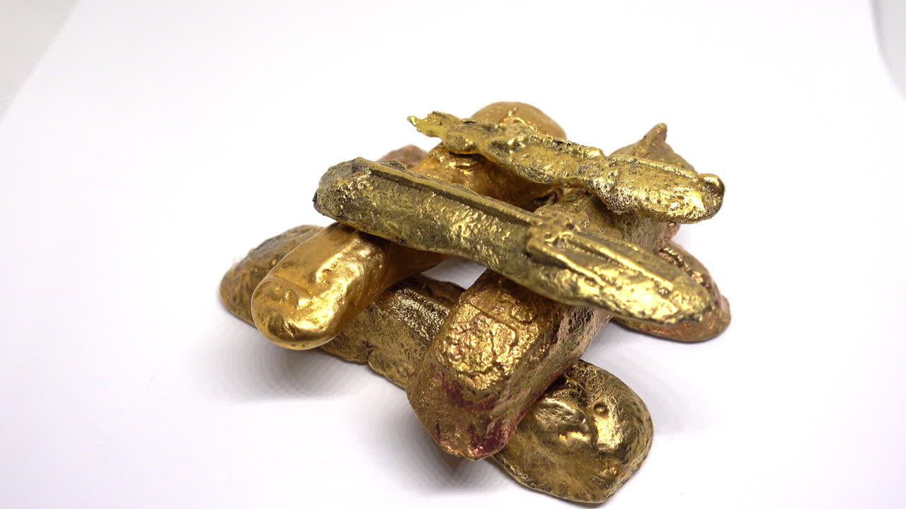 Altın metalden yapılmış bir külçe yığını. (Orichalcum)
