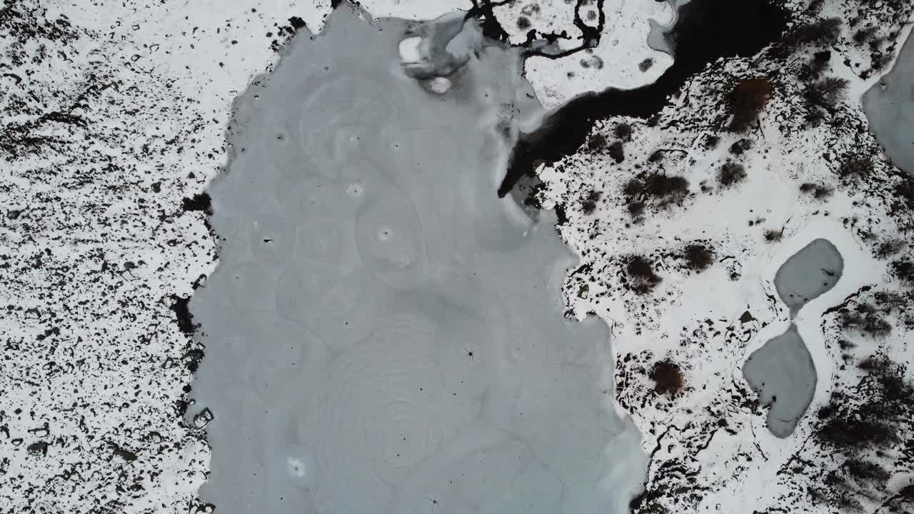 vista superior del lago cubierto de nieve de arpy con sede en morgex, italia