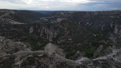 Schlucht-Hügel-Landschaft