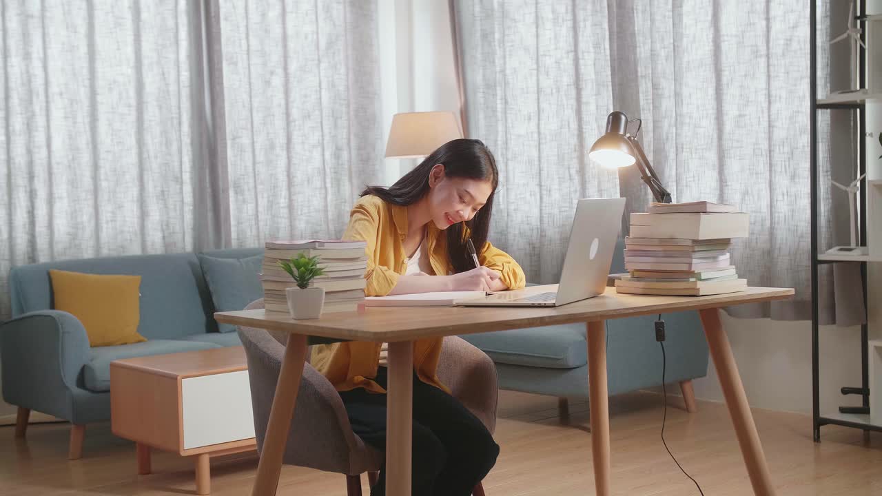 집에서 공부하는 젊은 여성