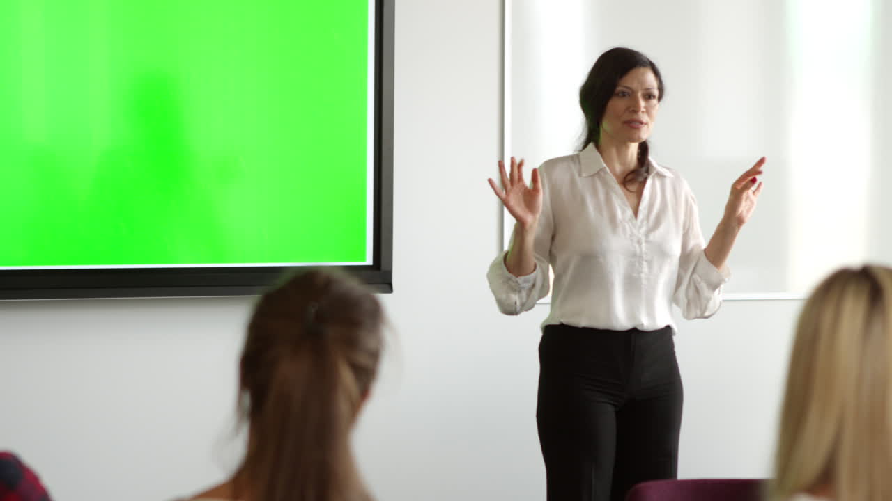 estudiantes universitarios asistiendo a una conferencia en el campus filmado en r3d