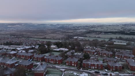 La-Vista-Invernal-Desde-Un-Dron-Captura-El-Típico-Desarrollo-De-Viviendas-Propiedad-Del-Consejo-Urbano-Del-Reino-Unido-En-Dewsbury-Moore-Council-Estate,-Con-Casas-Adosadas-De-Ladrillo-Rojo-Y-El-Yorkshire-Industrial.